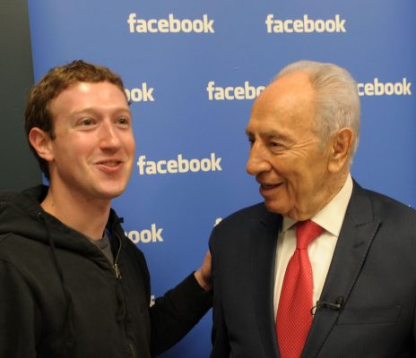 מייסד פייסבוק, מארק צוקרברג, עם הנשיא שמעון פרס. קליפורניה, 6.3.12 (צילום: משה מילנר, לע"מ)
