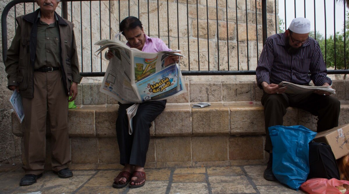 עמדה למכירת עיתונים מחוץ לשער שכם, מזרח ירושלים, 2013 (צילום: שרה שומן)