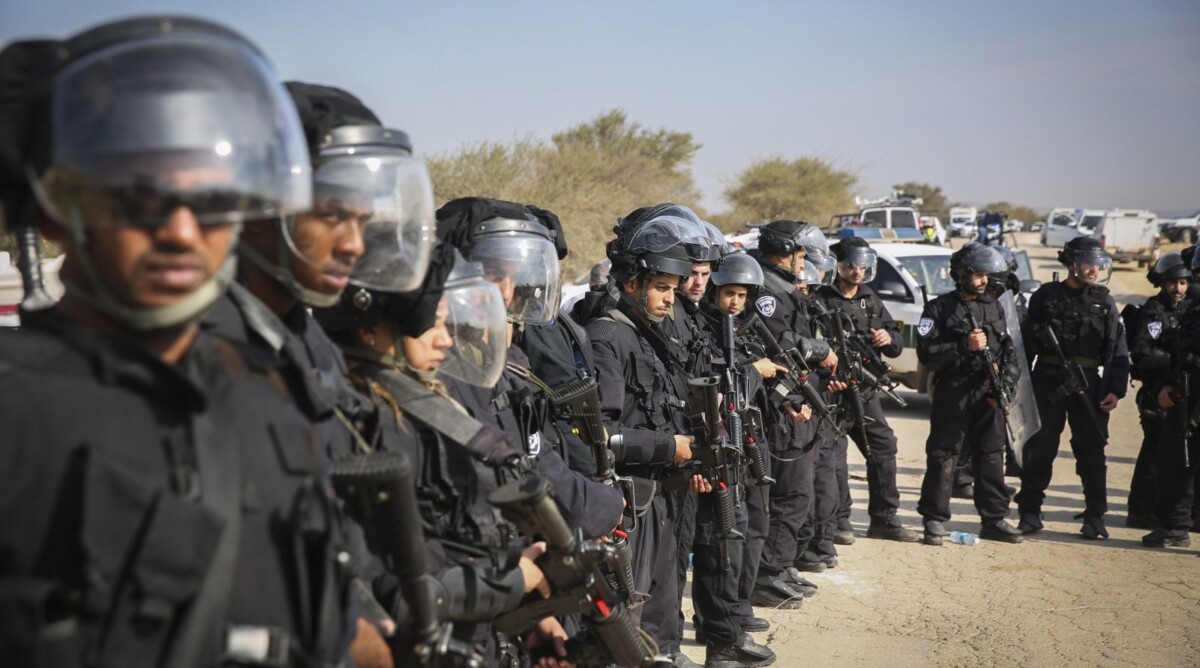שוטרים חמושים באום אל-חיראן, שעות אחדות לאחר התקרית הקטלנית. 18.1.17 (צילום: הדס פרוש)