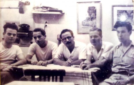 חבורת "לקראת" בקפה כסית, 1953 (מימין לשמאל): יצחק לבני, י' ליש, מקסים גילן, נתן זך ומשה דור (צילום: נחלת הכלל)