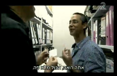 גלעד שרון בארכיון של אביו בחוות השיקמים. מתוך התוכנית "עובדה", 2011 (צילום מסך)