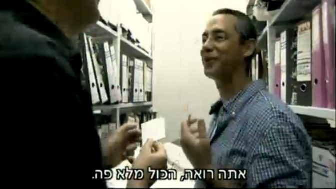 גלעד שרון בארכיון של אביו בחוות השיקמים. מתוך התוכנית "עובדה", 2011 (צילום מסך)