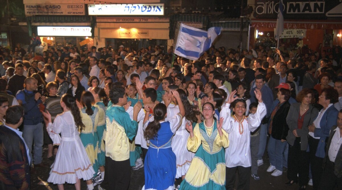 שחזור החגיגות בתל-אביב בהישמע על החלטת האו"ם להקמת מדינה יהודית, כ"ט בנובמבר 1947. 91.11.97 (צילום: משה מילנר, לע"מ)