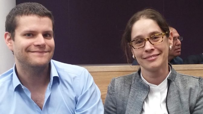 אלונה בר-און ואחיה אמיר, היום בבית-המשפט המחוזי בתל-אביב (צילום: איתמר ב"ז)