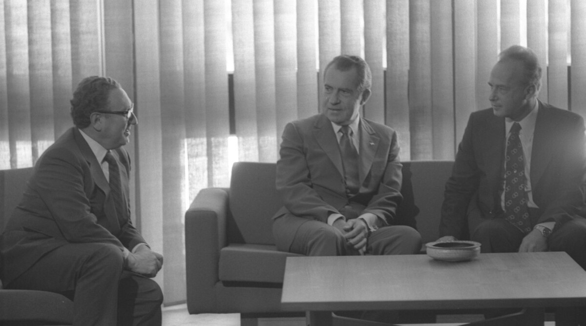 נשיא ארצות-הברית ריצ'רד ניקסון עם ראש הממשלה יצחק רבין ומזכיר המדינה הנרי קיסינג'ר במהלך פגישה במלון המלך דוד בירושלים, 16.6.1974 (צילום: יעקב סער, לע"מ)