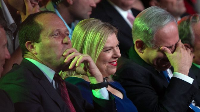 מימין: ראש הממשלה בנימין נתניהו, שרה נתניהו וראש עיריית ירושלים ניר ברקת (צילום: אוהד צויגנברג)