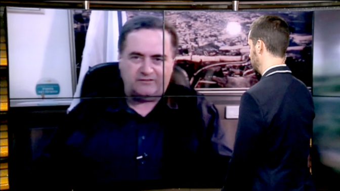 שר התחבורה, ישראל כץ, בראיון ממומן בתוכנית "חי בלילה", 2014. מימין: המנחה, נדב בורנשטיין (צילום מסך)