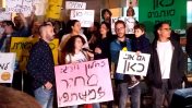 שירה הדס נקר מדברת בהפגנת עובדי תאגיד השידור הציבורי. תל-אביב, 1.4.17 (צילום: איתמר ב"ז)