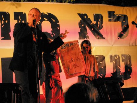 יואב קוטנר, מחאה נגד סגירת תחנת הרדיו 88FM, תל-אביב 2005 (צילום: גיא שחר)