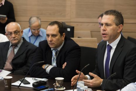 מימין: שר התקשורת גלעד ארדן עם יו"ר רשות השידור אמיר גילת והמנכ"ל יוני בן-מנחם, 19.3.2014 (צילום: פלאש 90)
