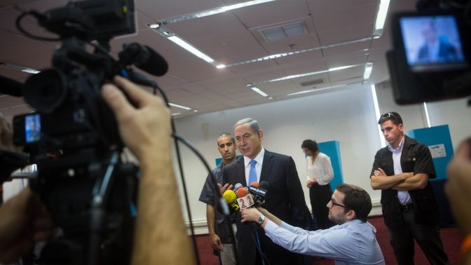 ראש ממשלת ישראל, בנימין נתניהו, נושא דברים בפני נציגי התקשורת. ירושלים, 14.6.15 (צילום: מרים אלסטר)