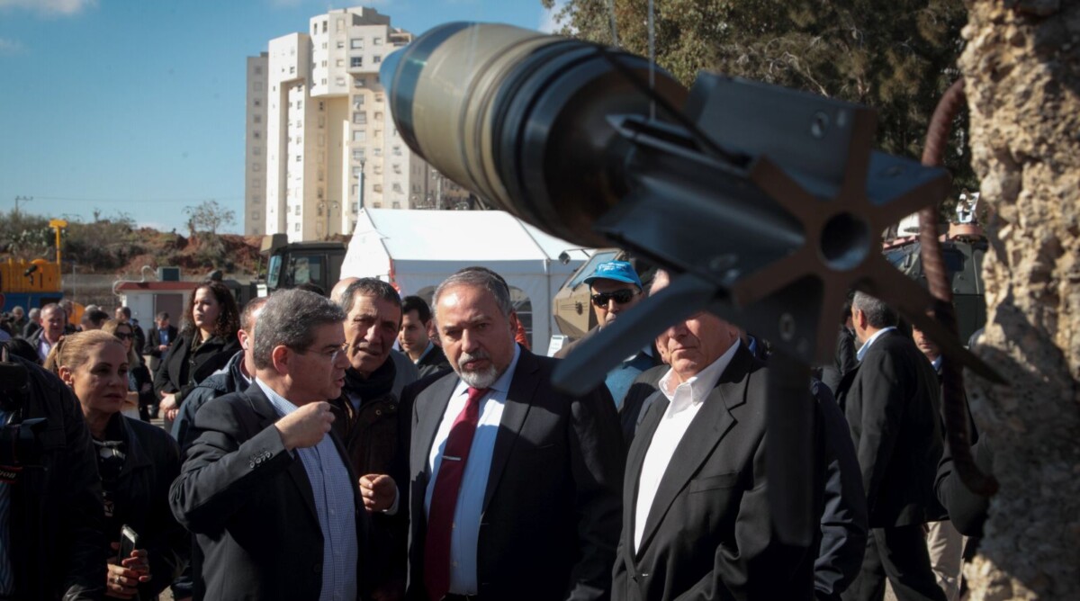 שר הביטחון, אביגדור ליברמן, במהלך סיור במפעל נשק ממשלתי. 4.1.17 (צילום: רועי אלומה)