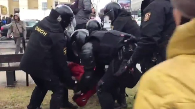 כוחות משטרה עוצרים מפגין במינסק, בלארוס. מרץ 2017 (צילום מסך)
