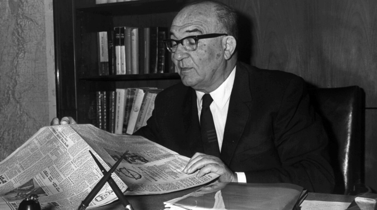 ראש הממשלה לוי אשכול במשרדו בירושלים, 1.12.1966 (צילום: משה פרידן, לע"מ)