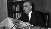 ראש הממשלה לוי אשכול במשרדו בירושלים, 1.12.1966 (צילום: משה פרידן, לע"מ)