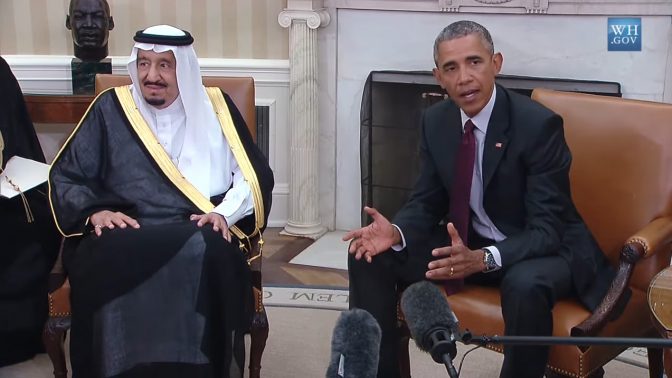 נשיא ארה"ב ברק אובמה בפגישה עם מלך סעודיה סלמאן בערב הסעודית, 4.4.15 (צילום מסך)