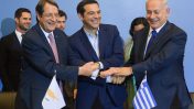 ראש ממשלת ישראל, בנימין נתניהו, לוחץ ידיים עם ראש ממשלת יוון אלכסיס ציפריאס ועם נשיא קפריסין ניקוס אנסטסיאדס. סלוניקי, 15.6.17 (צילום: עמוס בן-גרשום, לע"מ)
