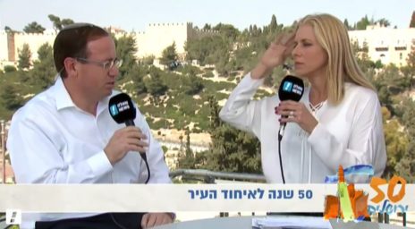 מרב מילר מראיינת את ראובן פינסקי ממשרד ירושלים ומורשת. "וואלה", יום ירושלים 2017 (צילום מסך)