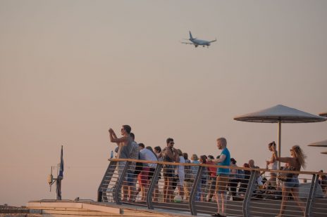 ישראלים, תיירים ומכשירים עם מסכים בטיילת הנמל בתל-אביב, קיץ 2017 (צילום: נתי שוחט)