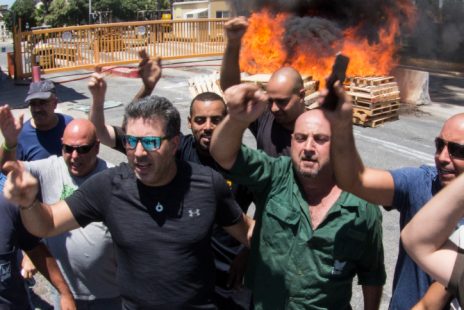עובדים של חיפה כימיקלים מפגינים נגד סגירת המפעל, 2.8.17 (צילום: באסל עווידאת)
