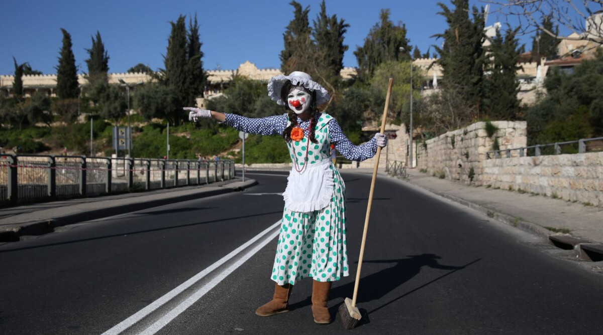 ליצנית תופסת טרמפים בירושלים, 2014 (צילום: נתי שוחט)