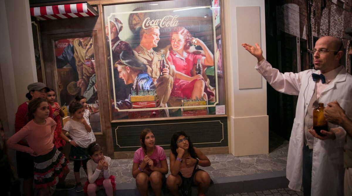 מבקרים בתערוכה המוקדשת למותג קוקה-קולה, תל-אביב. 10.10.17 (צילום: מרים אלסטר)