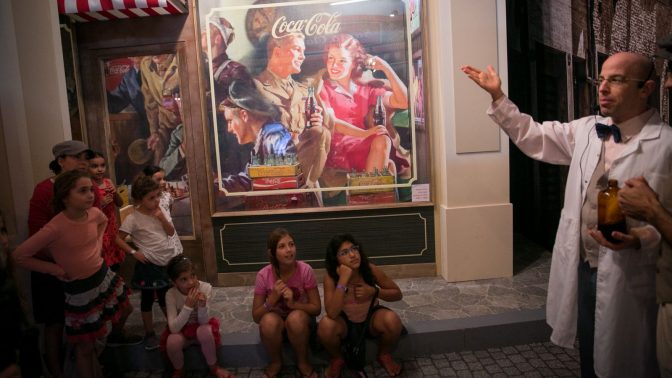 מבקרים בתערוכה המוקדשת למותג קוקה-קולה, תל-אביב. 10.10.17 (צילום: מרים אלסטר)