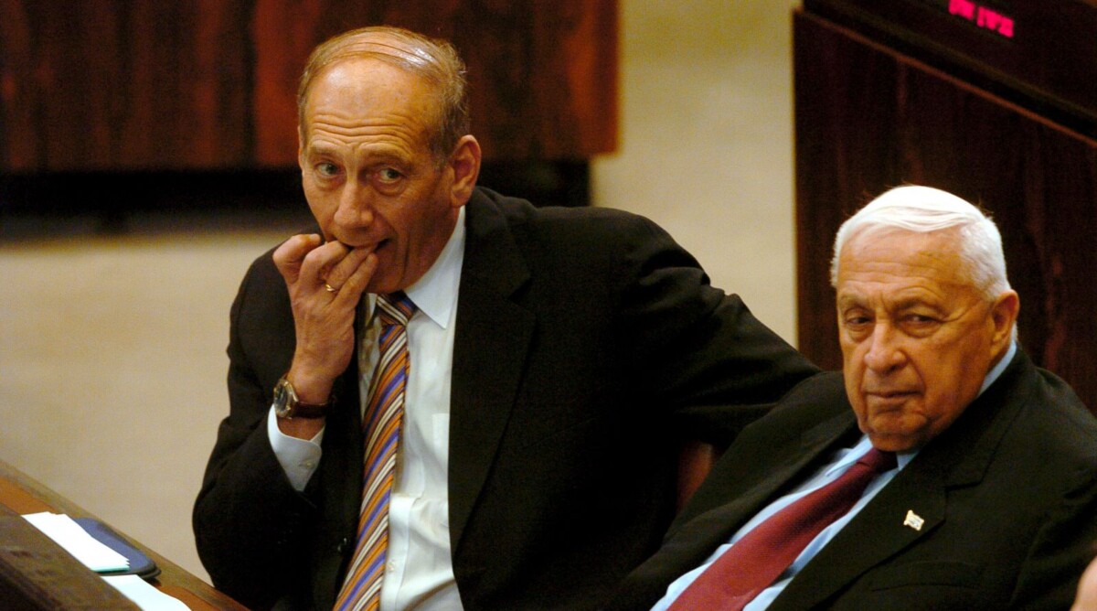 אריאל שרון ואהוד אולמרט בכנסת בשנת 2005, בתקופה שבה היתה קדימה מפלגת השלטון (צילום: פלאש 90)