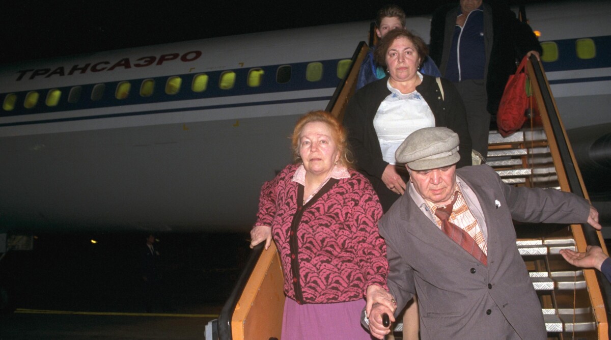 עולים חדשים מברית-המועצות יורדים מכבש המטוס שהביאם בטיסה ישירה לישראל, 5.11.1991 (צילום: צביקה ישראלי, לע"מ)