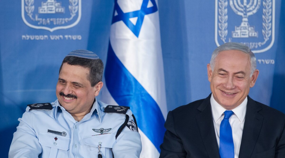 ראש ממשלת ישראל, בנימין נתניהו, עם המפכ"ל רוני אלשיך בטקס מינויו לתפקיד, 3.12.15 (צילום: מרים אלסטר)