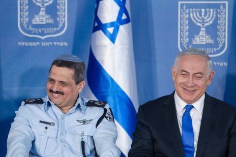 ראש ממשלת ישראל, בנימין נתניהו, עם המפכ"ל רוני אלשיך בטקס מינויו לתפקיד, 3.12.15 (צילום: מרים אלסטר)