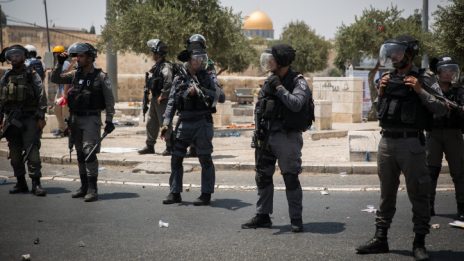 שוטרים מחוץ לעיר העתיקה בירושלים לאחר התקנת המגנומטרים בהר הבית, 21.7.2017 (צילום: הדס פרוש)
