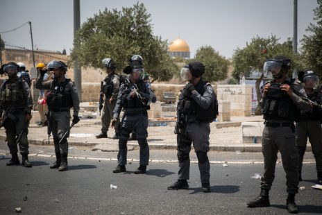 שוטרים מחוץ לעיר העתיקה בירושלים, לאחר התקנת המגנומטרים בהר הבית, 21.7.2017 (צילום: הדס פרוש)