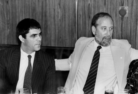 עורך "מעריב" עידו דיסנצ'יק (מימין) ומו"ל "ידיעות אחרונות" ארנון (נוני) מוזס, 1989 (צילום: משה שי)