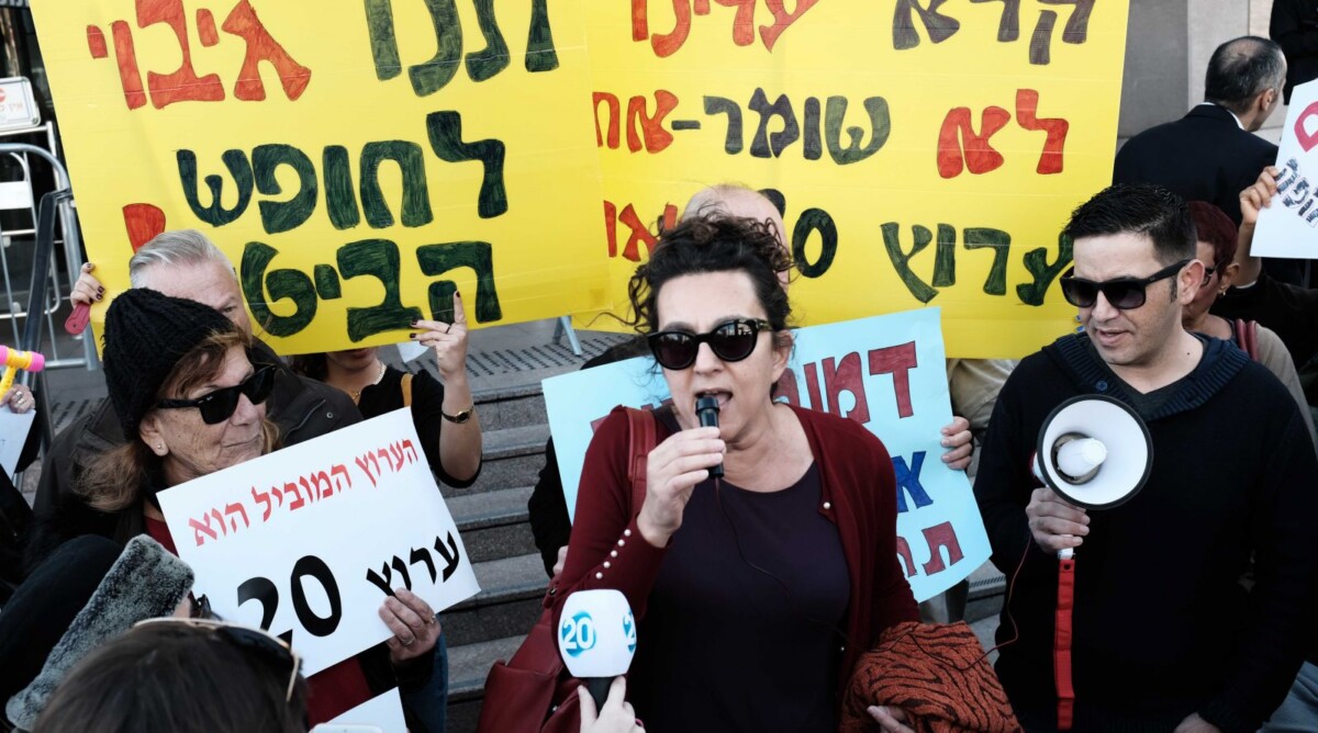 עירית לינור נושאת דברים לצד המגיש אמיר איבגי בהפגנת עובדי ערוץ 20 בתל-אביב, 25.12.17. (צילום: תומר נויברג)