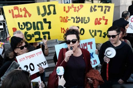 עירית לינור נושאת דברים לצד המגיש אמיר איבגי בהפגנת עובדי ערוץ 20 בתל-אביב, 25.12.17 (צילום: תומר נויברג) עירית לינור נושאת דברים לצד המגיש אמיר איבגי בהפגנת עובדי ערוץ 20 בתל-אביב, 25.12.17. (צילום: תומר נויברג)