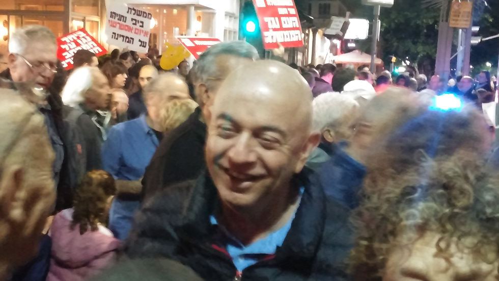 יואל אסתרון, מו"ל "כלכליסט", בהפגנה נגד שחיתות שלטונית. תל-אביב, 9.12.17 (צילום: איתמר ב"ז)