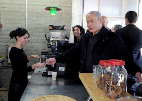 בנימין נתניהו משלם לעובדת בבית-הקפה בפארק אריאל שרון. חירייה, 2011 (צילום: משה מילנר, לע"מ)