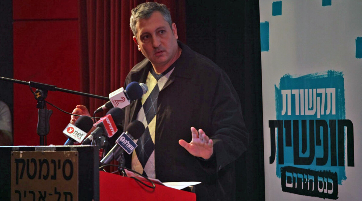ניר חפץ ב"כנס חירום" למען תקשורת חופשית, בזמן שהיה עורך "מעריב"; סינמטק תל-אביב, 20.11.2011 (צילום: מתניה טאוסיג)