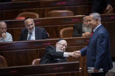ראש הממשלה בנימין נתניהו לוחץ את ידו של סגן שר הבריאות יעקב ליצמן במליאת הכנסת, 13.3.18 (צילום: הדס פרוש)