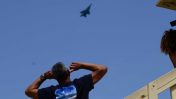 אדם, ומטוס באימון לקראת מטס יום העצמאות, חוף הים בתל-אביב, 12.4.18 (צילום: תומר נויברג)