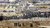 מפגינים פלסטינים וחיילי צה"ל משני עברי הגבול, רצועת עזה, 13.4.18 (צילום: סאלימן חאדר)