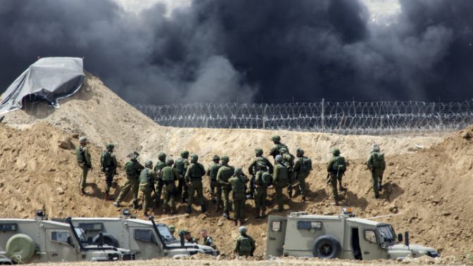 כוחות צה"ל מול הגבול עם רצועת עזה, 13.4.18. משמאל: עמדת הצלפים (צילום: סלימאן חאדר)