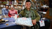 חייל ישראלי עם עוגה לכבוד יום העצמאות ה-70 של מדינת ישראל, 18.4.2018 (צילום: גרשון אלינסון)