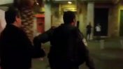 שוטר מוביל את ג'עפר פרח למעצר, כשהוא אזוק והולך על רגליו, 18.5.18 (צילום מסך: MSN)
