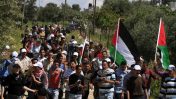 פלסטינים מפגינים בכפר בודרוס לרגל "יום האדמה", 2010 (צילום: עיסאם רימאווי)
