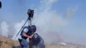 עיתונאים נמלטים מרימוני גז ששוגרו מכלי טיס בלתי מאויש בעת סיקור ההפגנות בגבול הרצועה, 14.5.18 (צילום מסך מסרטון אל-ג'זירה)