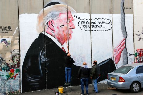נשיא ארצות-הברית, דונלד טראמפ, בציור קיר על חומת ההפרדה בעיר בית-לחם. דצמבר 2017 (צילום: ויסאם השלמון)