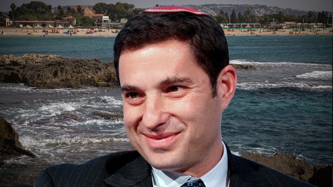 בנימין זומר, המנהל בישראל מטעם נובל-אנרג'י. ברקע: חוף דור (צילומים: פלאש 90)