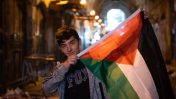ילד אוחז בדגל הרשות הפלסטינית, ירושלים, מאי 2018 (צילום: דריו סנצ'ז)